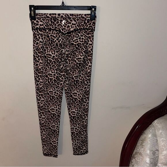 ZYIA Active Wear Leopard Print Scrunch Butt 7/8 legging Size 4 - Picture 5 of 6